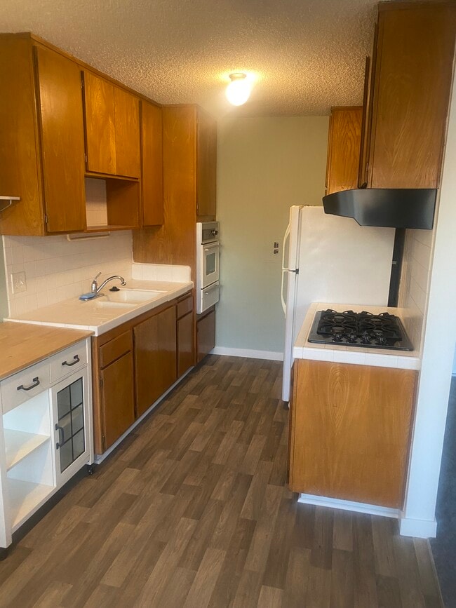 #31 KITCHEN - Machado Towers Rental