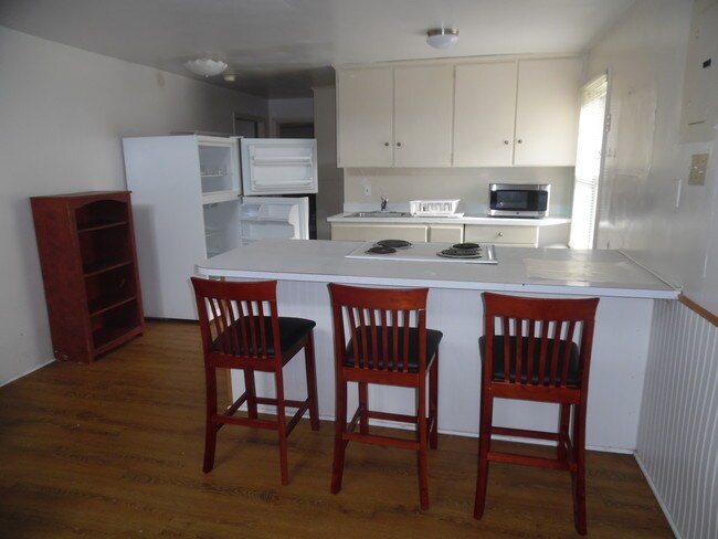 Kitchen - 33 College St Unit B