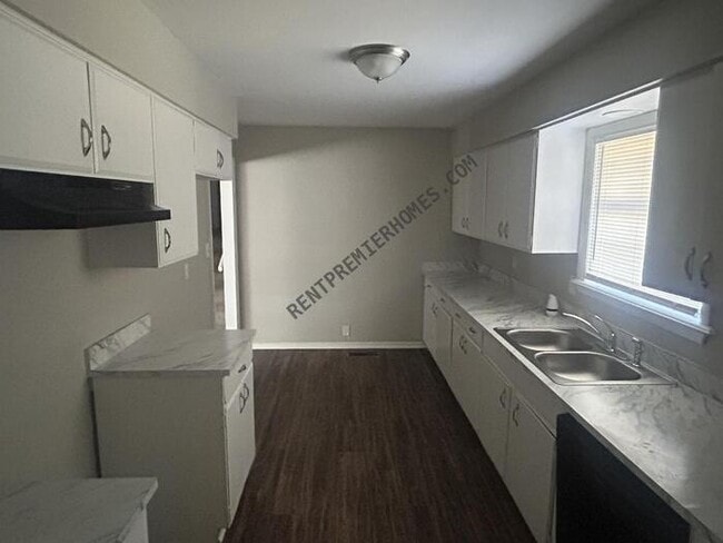 Photo - 101 W 31st St