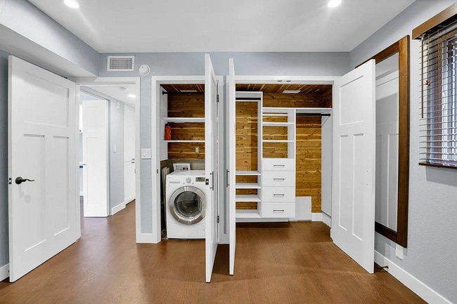 Building Photo - Los Angeles Luxury @ Inglewood prices! Unit APT 110