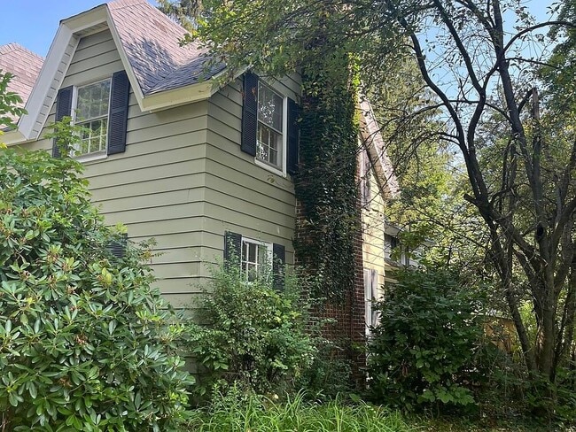 Photo - 321 Maple St