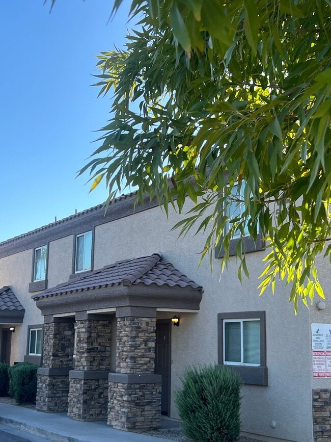 Building Photo - Two Bedroom / I17 Freeway Access