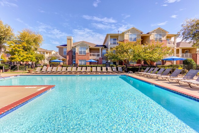 Piscina estilo centro turístico - Park's Edge at Shelby Farms Apartamentos