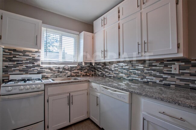 Building Photo - 767 Greenwood Ave NE Unit 08