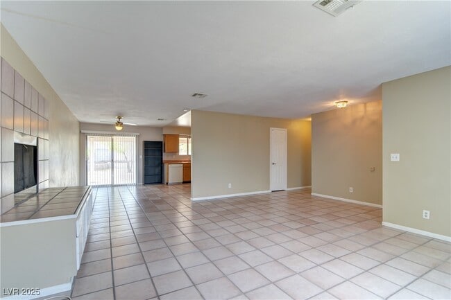 Photo - 389 Newbury Ct