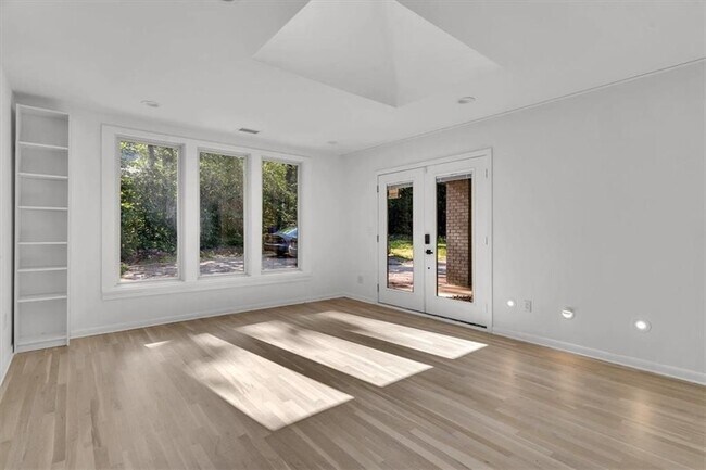 Photo - 2605 McKinnon Dr