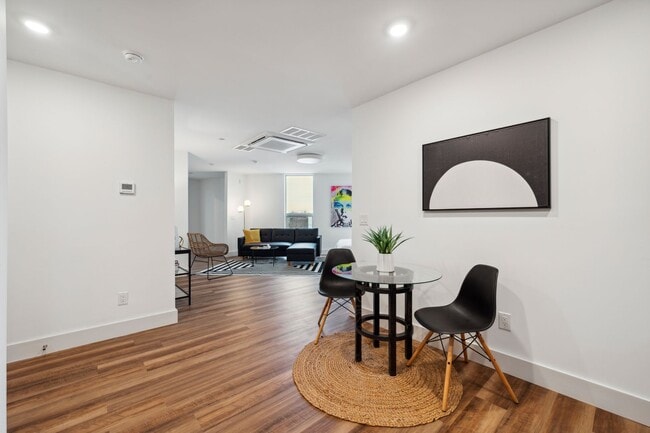 Photo - 3029 W Glenwood Ave Unit 401