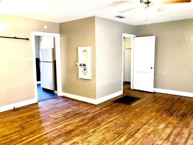 Photo - Pre-Leasing - 2 bed 1 bath