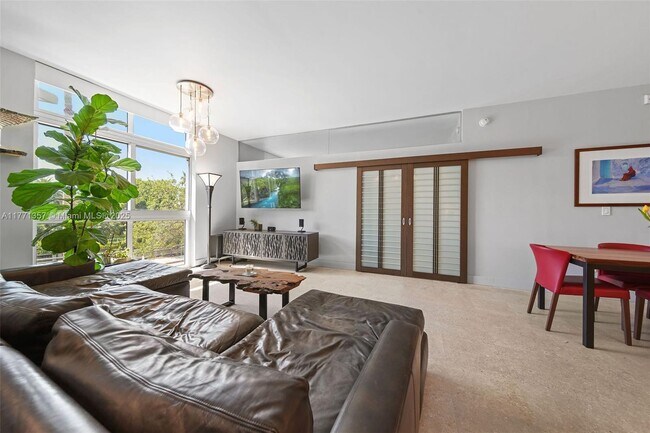 Photo - 2001 Meridian Ave Unidad 308