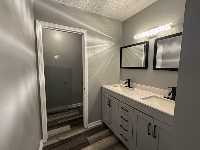 Building Photo - Your New Home Awaits: Charming 3-Bedroom Townhouse in Decatur!