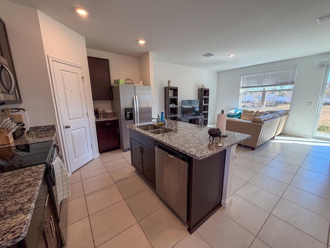 Photo - 676 Salisbury Cir