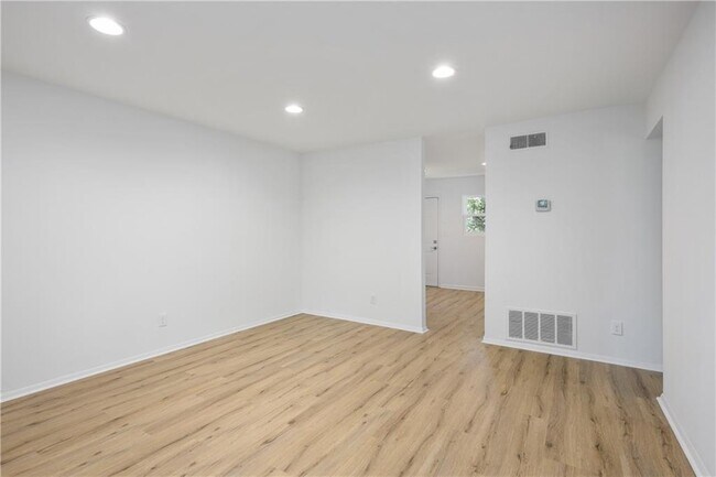 Photo - 1170 Greenwich St SW Unit 3