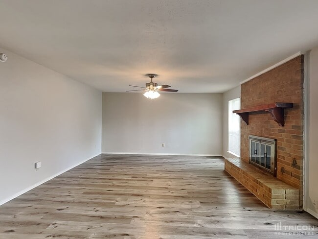 Photo - 1122 Oakbluff Dr