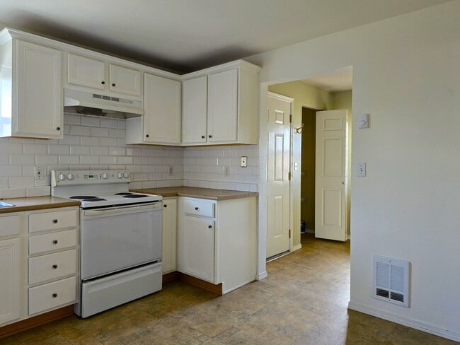 Photo - Bring the Pets!  Midtown 2 Bdrm Cottage, w/Den, 2 bath, All Appliances incl washer/dryer, Storage