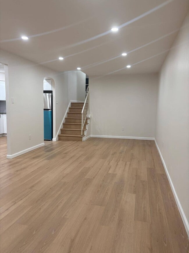 Photo - 1233 E 69th St