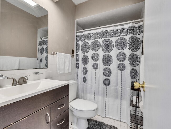 Building Photo - 2601 Bellefontaine Unit B317