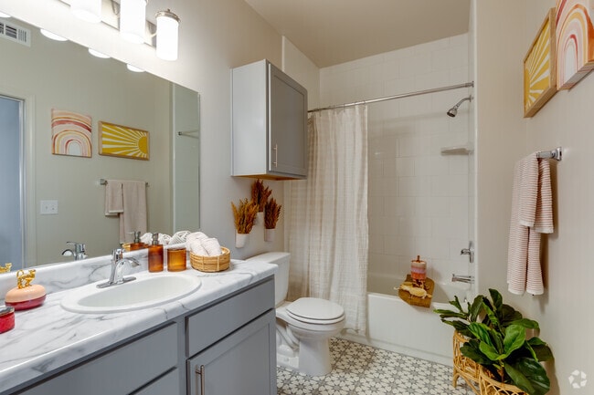 1BR, 1BA 879SF