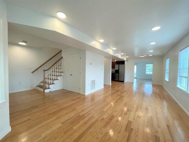 Building Photo - 28 Lambert St