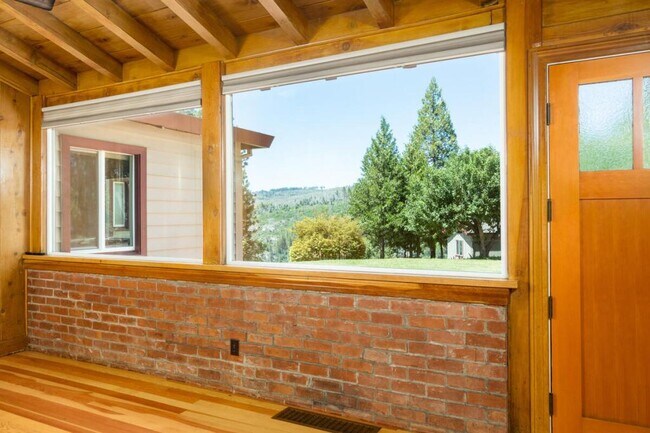 Photo - 2010 Outer Limits Ln