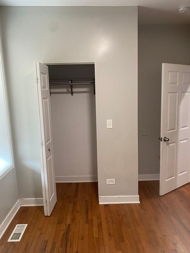 Photo - Spacious south side 3-bedroom beauty Unit 6402 S eberhart - 2S