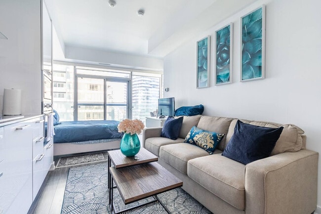 Building Photo - 19 Grand Trunk Crescent Unit ID1037040P