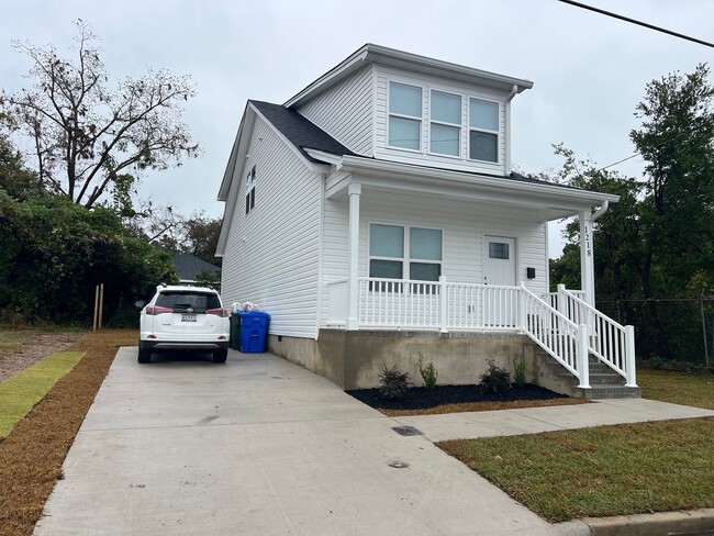 Building Photo - 1218 House St