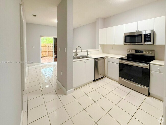 Building Photo - 1677 SE 27th Ct Unit 106 Rental