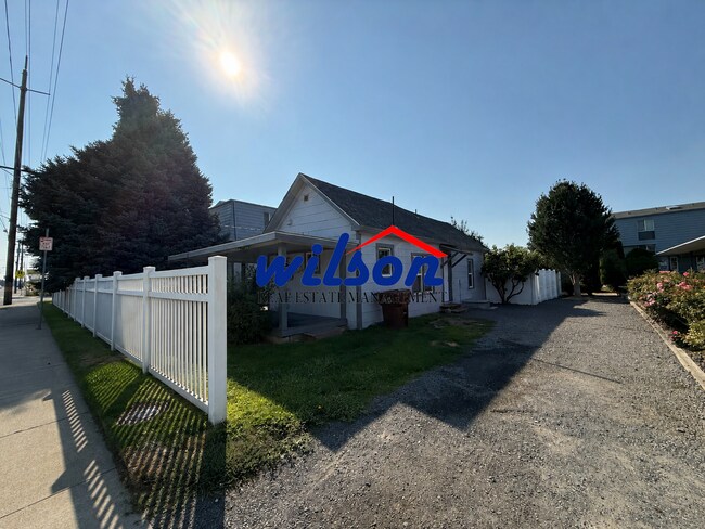 1004 W Mead Ave