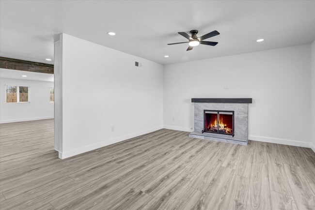 Photo - 2040 E 5th St