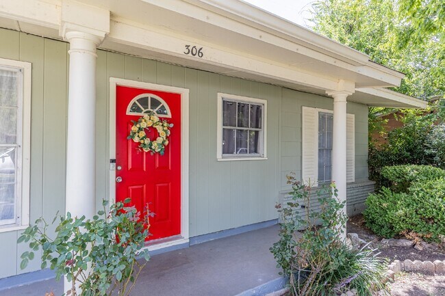 Photo - 306 N Guilford Dr