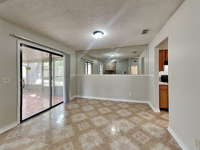 Photo - 6235 Cranberry Ln E