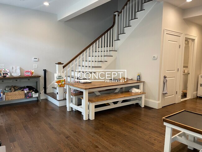 Photo - 2045 Beacon St