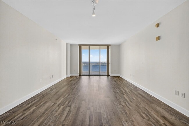 Photo - 3000 Oasis Grand Blvd Unidad 2307
