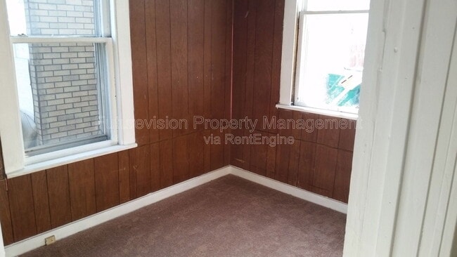 Photo - 857 Royce Ave