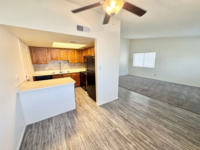 Building Photo - 3 Bedroom 2 Bath Single Level Home In Glendale!