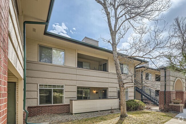 Building Photo - 2 Bed, 2 bath in Quiet Community. New A/C,... Unit 108 Rental