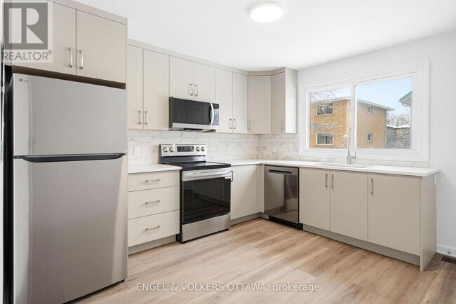 Photo - 896 Pinewood Crescent Unit 1