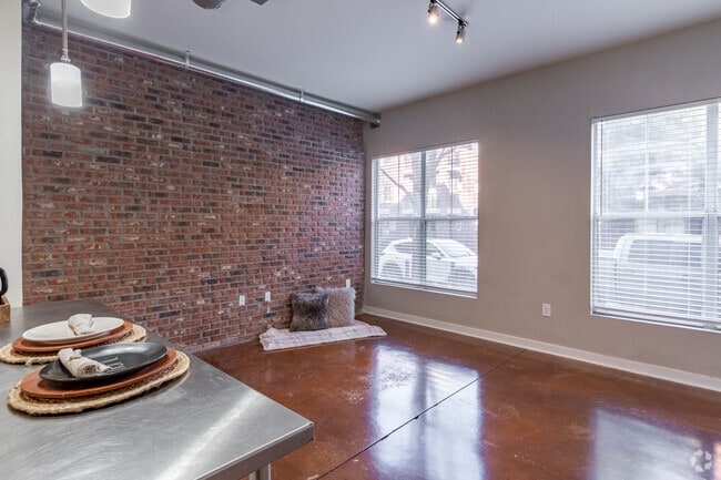 Studio, 1BA - 585SF