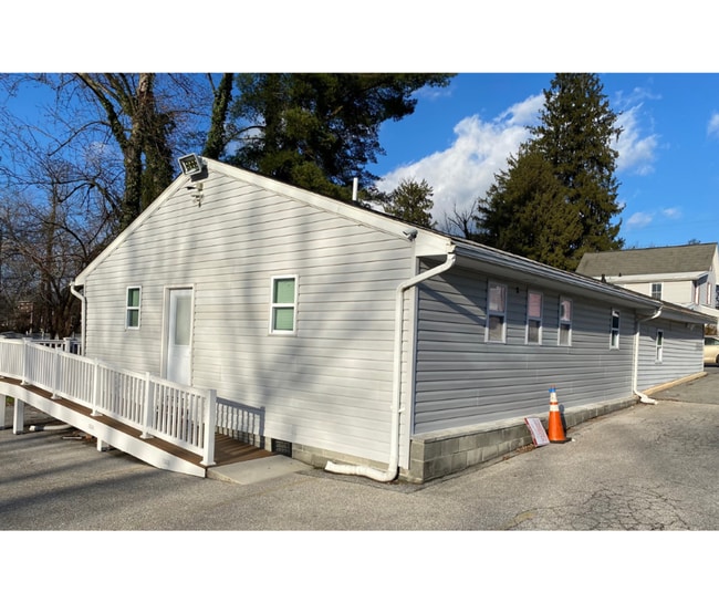 Building Photo - 438 R Main St Unit 8