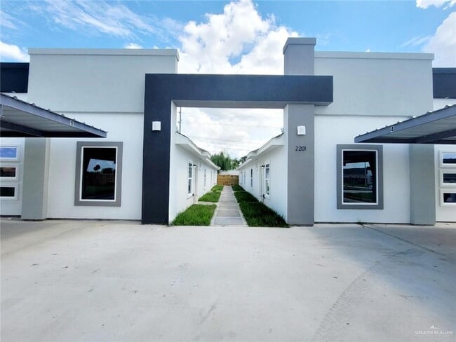 Building Photo - 17 South Dr Unit 4