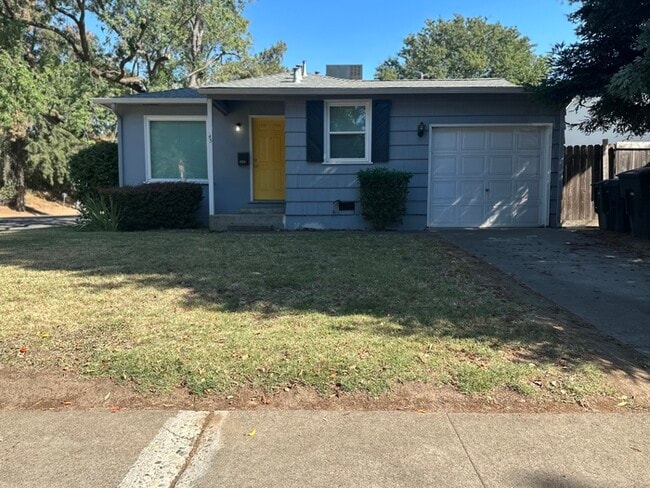 Building Photo - Cute 2 bed/1 bath Duplex in East Sac!!