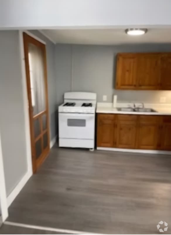 Building Photo - 20 Railroad St Rental