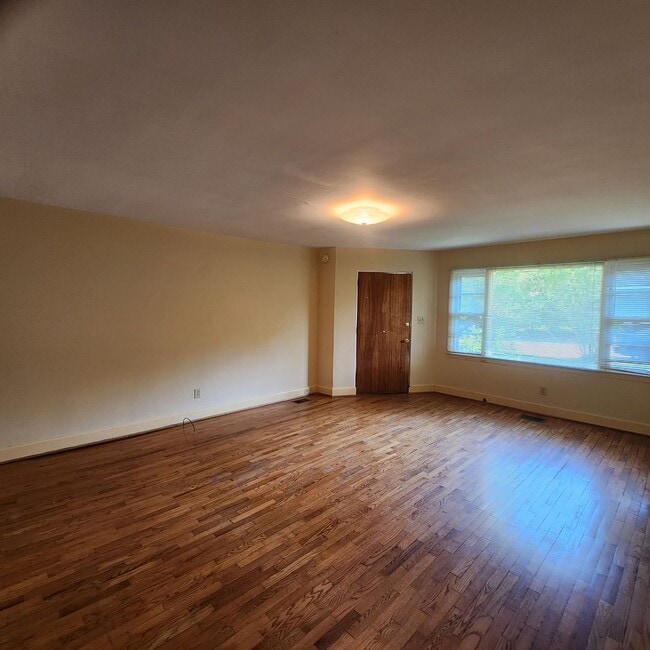 Photo - 201 Williamson St