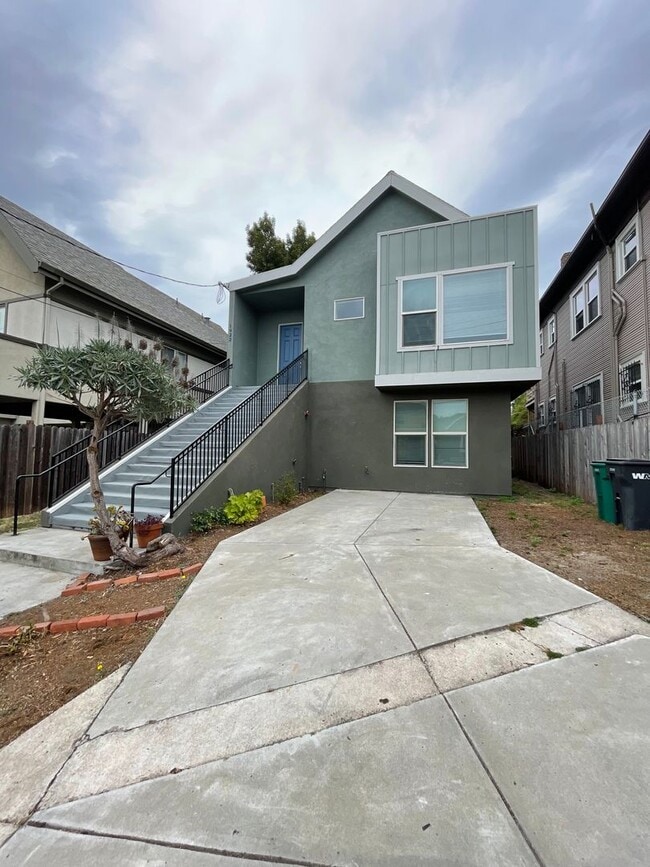 Building Photo - 1/2 Off First Month's Rent, 6Bdrm, 3Bath Rental