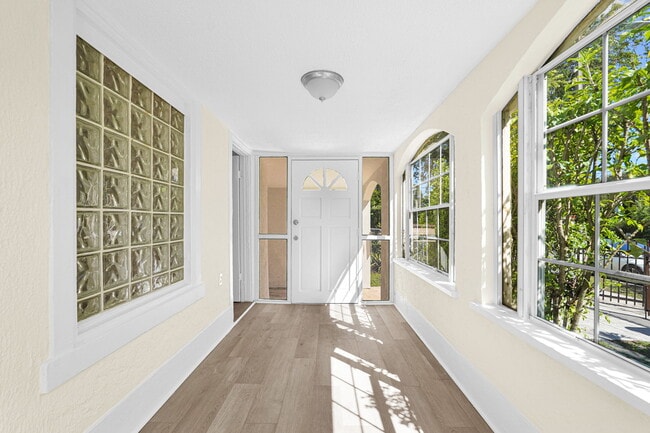 Photo - 511 NW 44th St Unidad 1