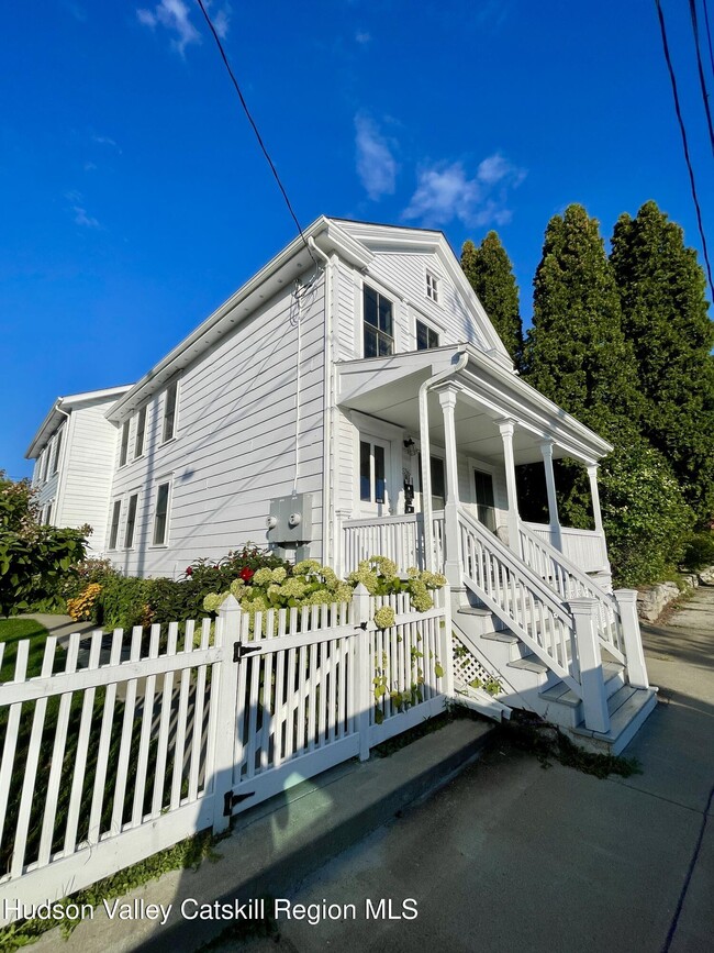 Building Photo - 536 Columbia St Rental