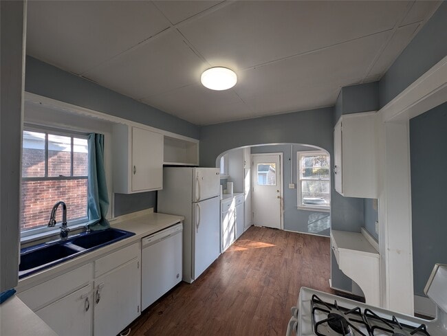 Photo - 1675 W 9th St