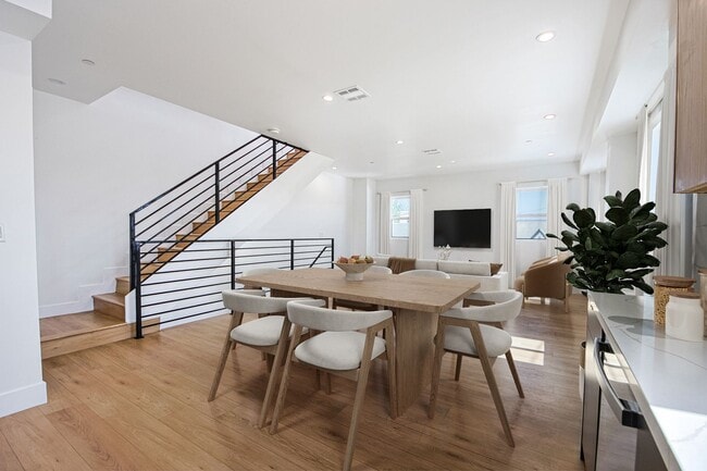 Photo - 2851 S Victoria Ave Unidad 2851 1/2