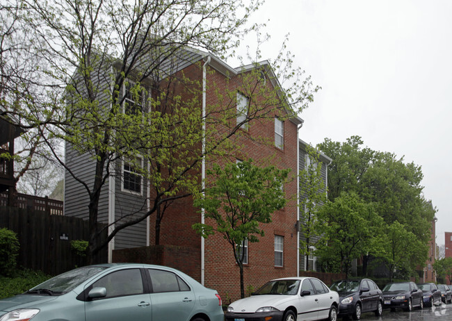 Building Photo - Highland Commons Apartments