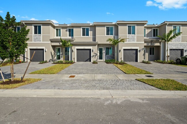 Brand new 3 bed 3.5 bath Townhouse with ya... - Brand new 3 bed 3.5 bath Townhouse with ya...